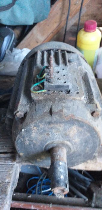 Vand motoare electrice de diferite puteri si tensiuni