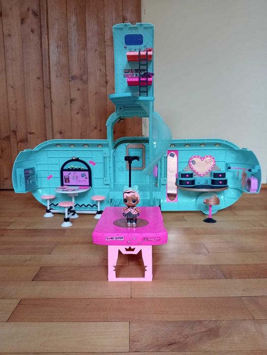 Camper LOL camion, accesorii și păpuși incluse