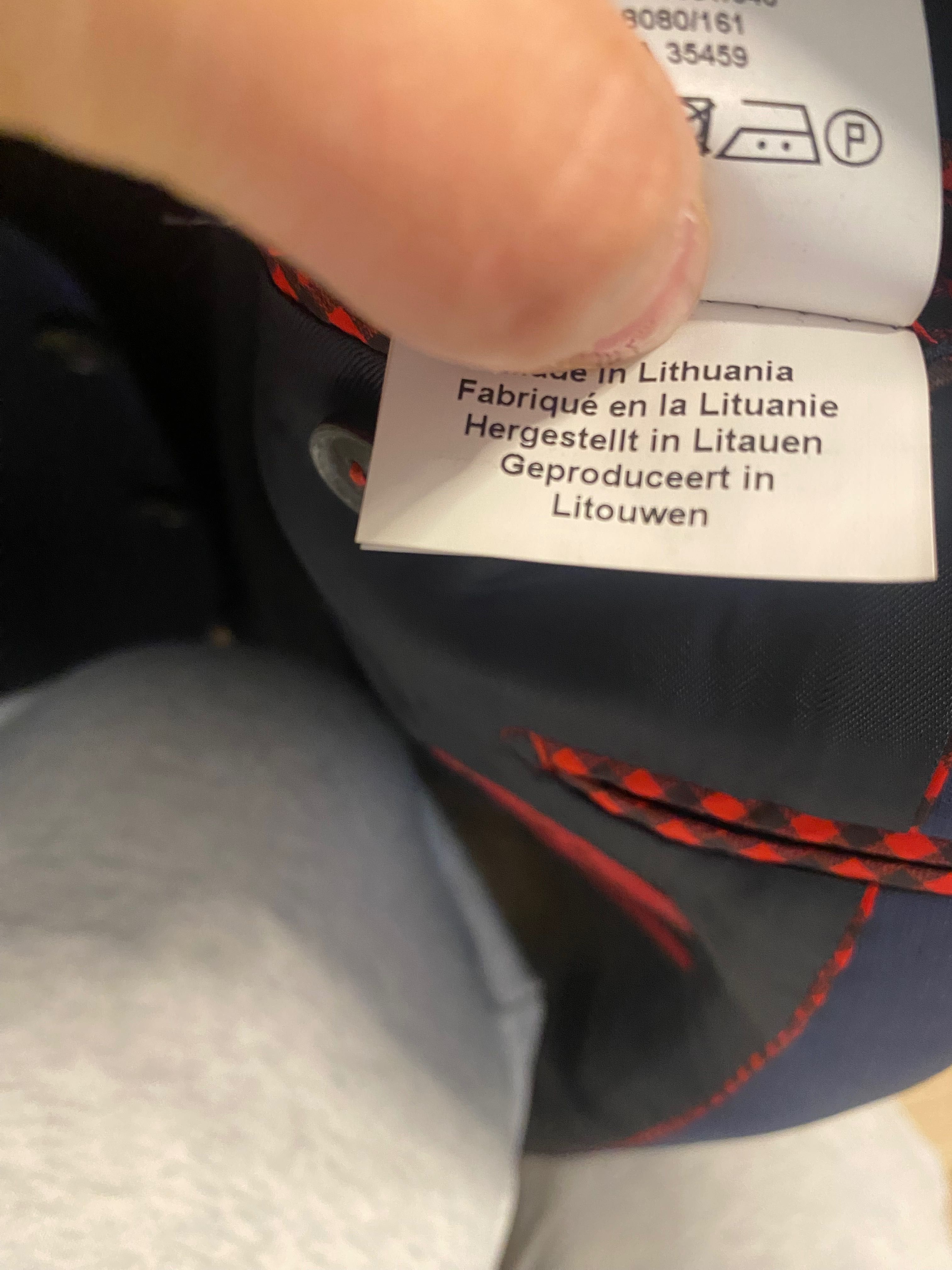 Vand un sacou mărimea 50 din lână și vascoza bleumarin