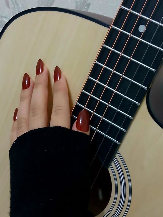 Akustik gitara yangi holatda