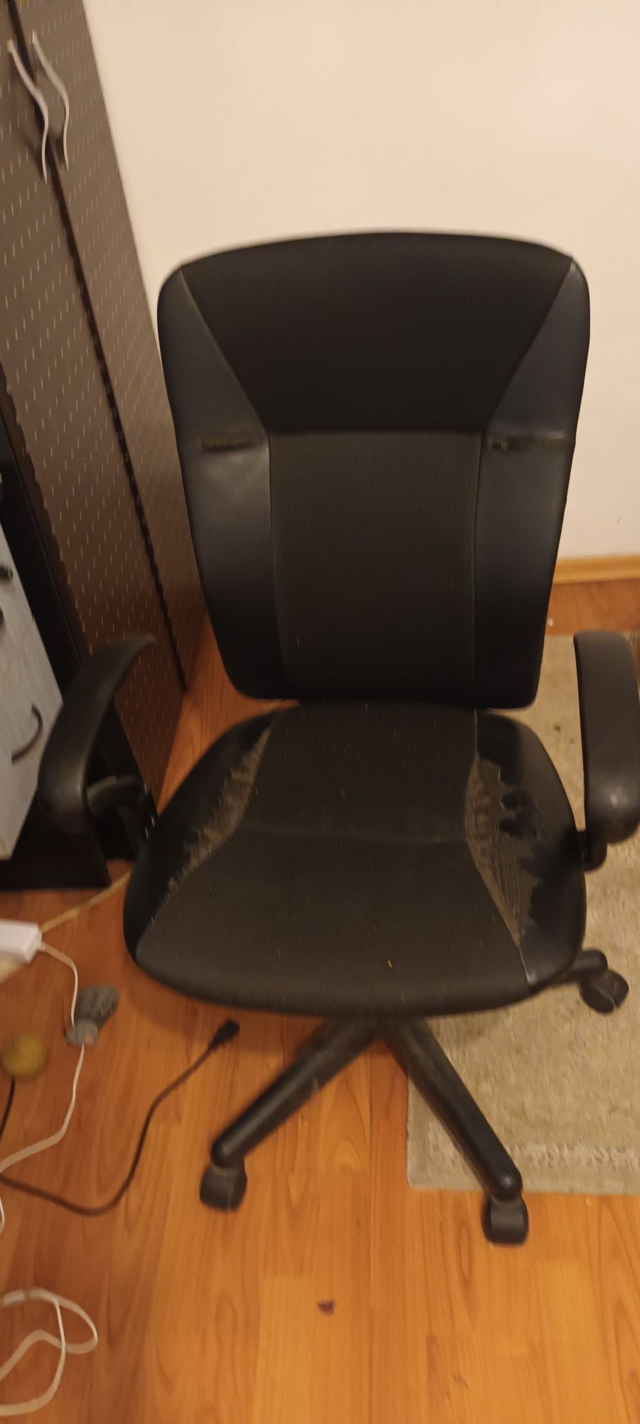 Vând birou + scaun rotativ.
