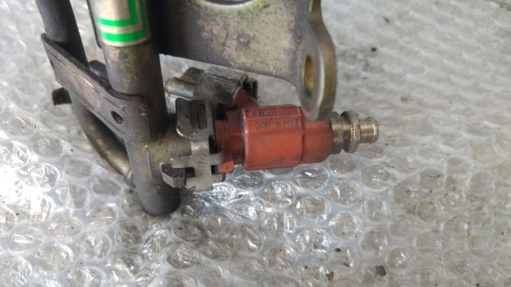 rampa cu injectoare 1.6 benz ej16 subaru impreza 1992-2000 17523aa521 fbjb100