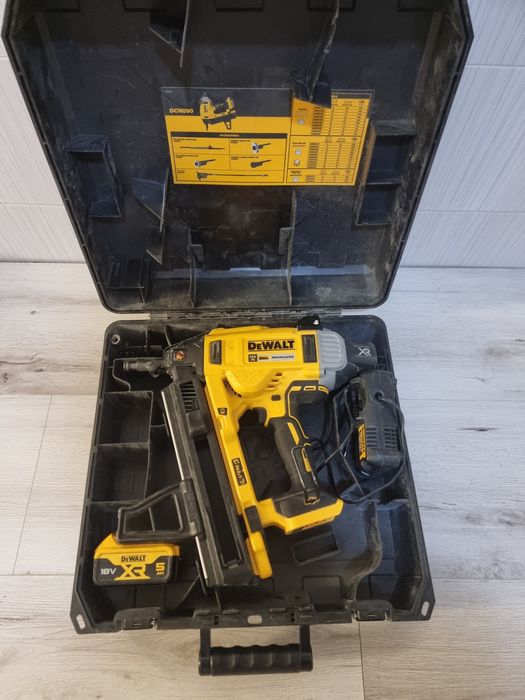 Pistol cuie beton dewalt dcn 890