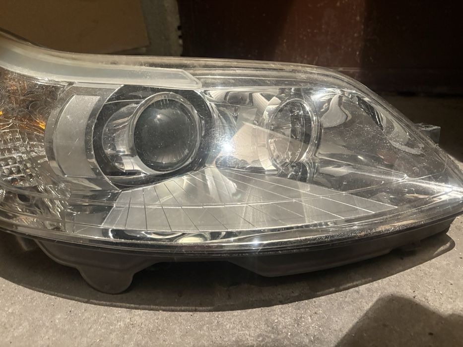 Фар citroen C4 със ксенон и крушки.