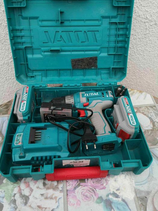 Vând sau schimb bormasina Total