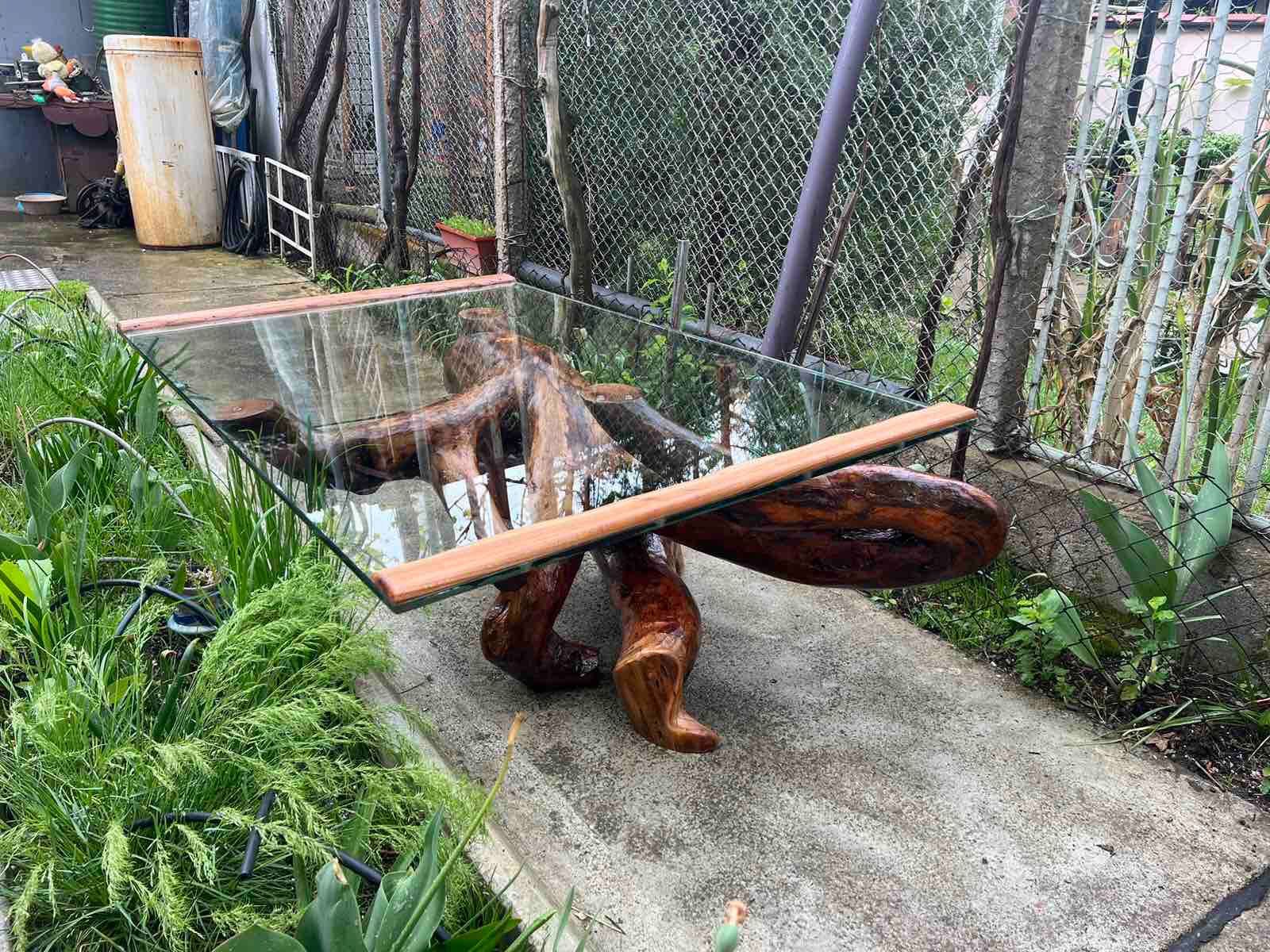Уникална дървена маса със тъкло