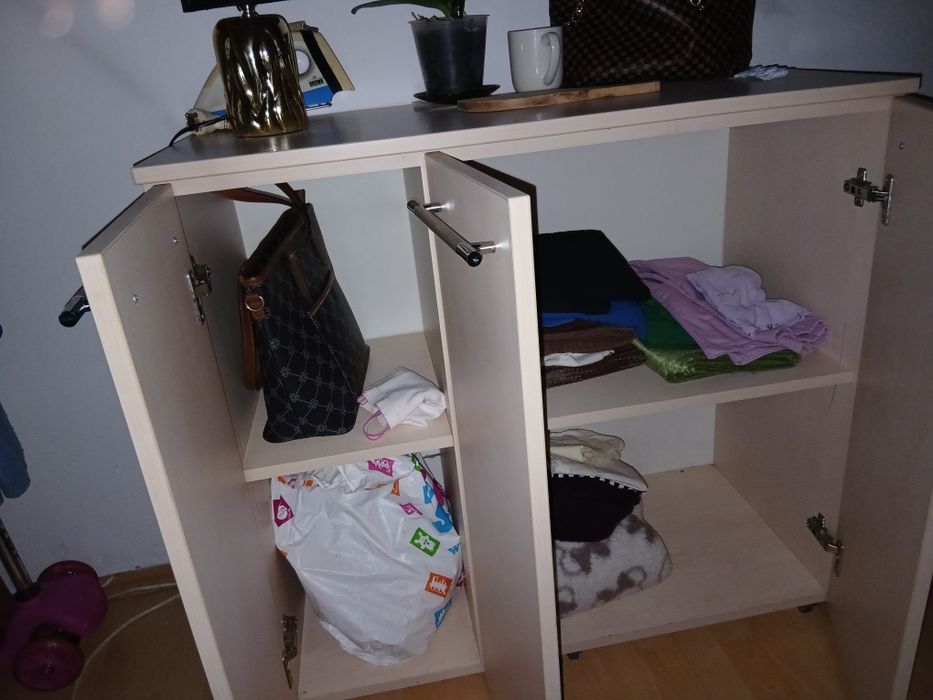 Vand dulap de haine in stare buna încăpător