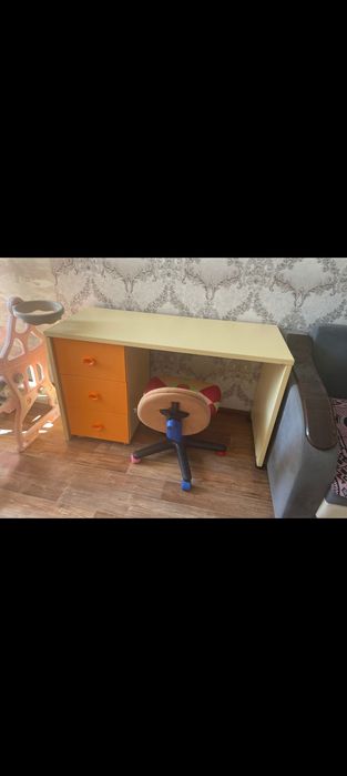 Балаларға арналған стол креслосымен бірге