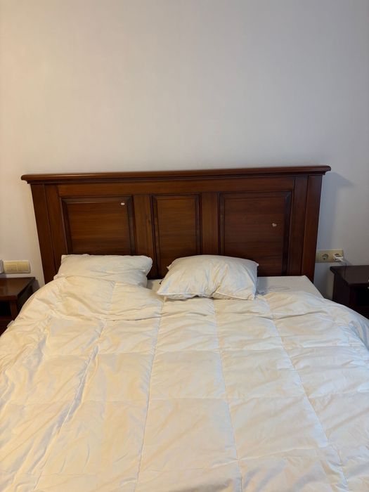 Set dormitor lemn masiv-nuc include pat, noptiere, dulap, comoda