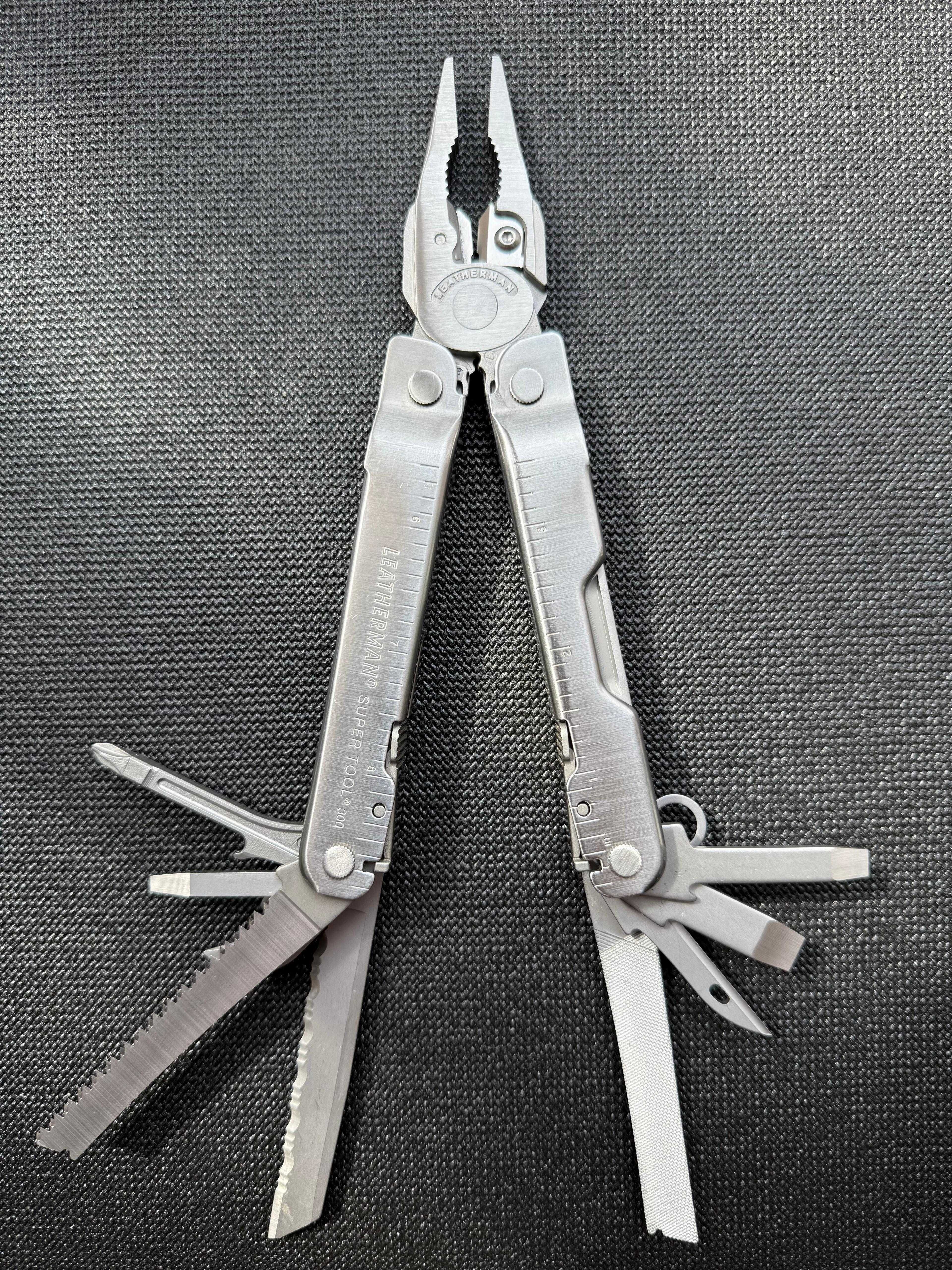 Vand multi-tool Leatherman Super Tool 300 cu teaca molle