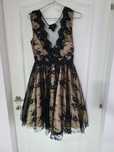Vand rochie cu dantela.