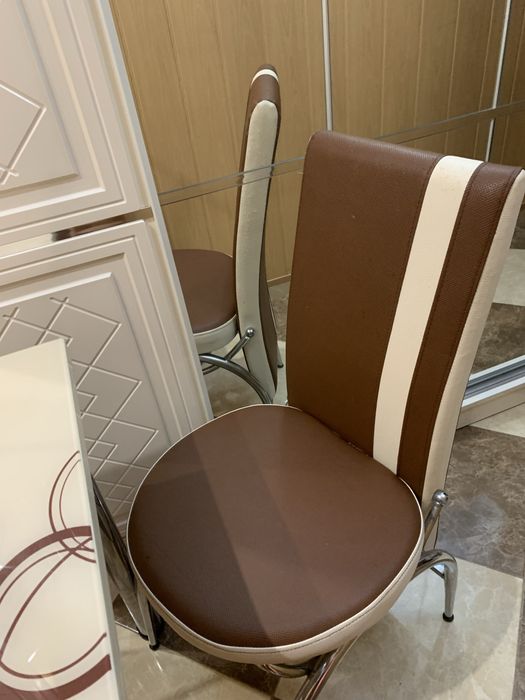 Комплект четири стола и маса