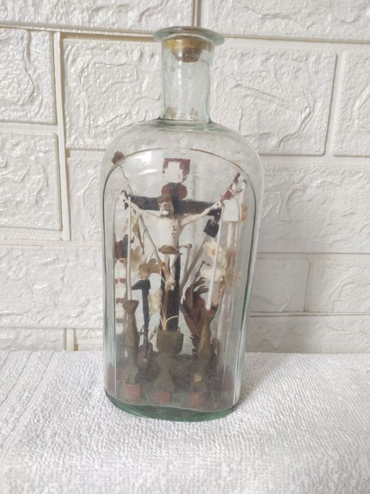 Sticlă antică sculptată manual, cu crucifix, inceputul anilor 1900