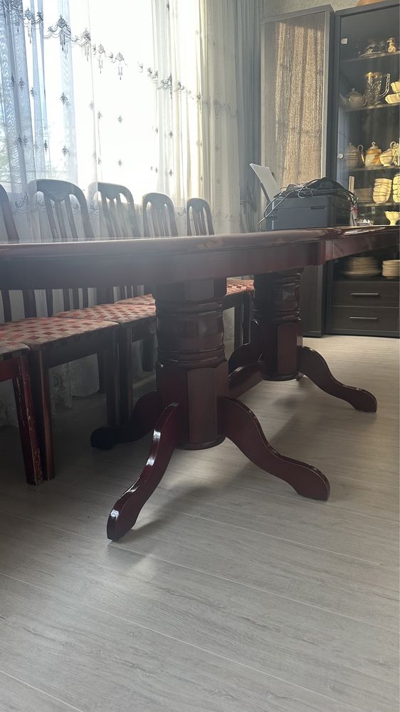 Стол стулья из красного дерева