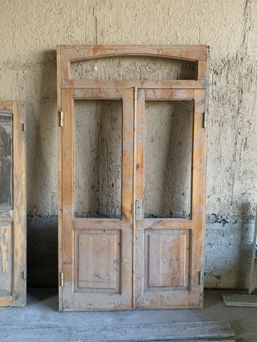 Srochna Eshik va Derazalar Sotiladi 1ta teraskasi ham bor Xolati ideal