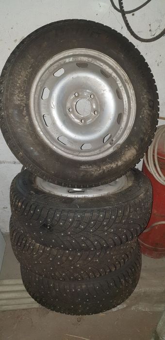 Продам зимние колеса 215×65r16