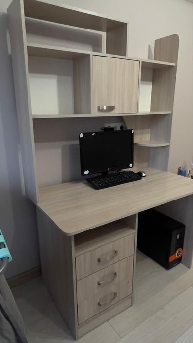 СРОЧНО! Торг имеется! Продается компьютерный стол ZETA с надстройкой