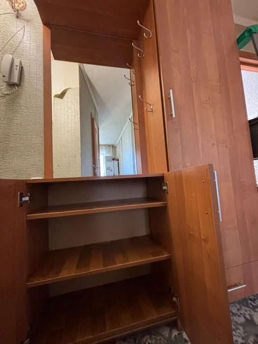 Продаем шкаф в прихожую с зеркалом