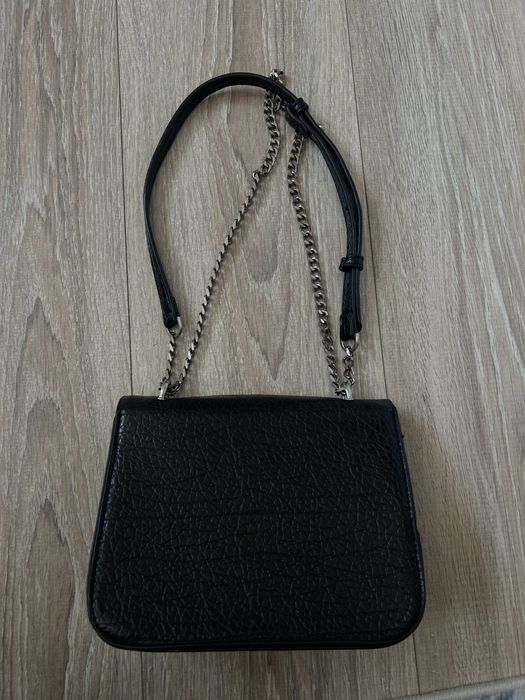 Черна малка чанта с магнитно затваряне