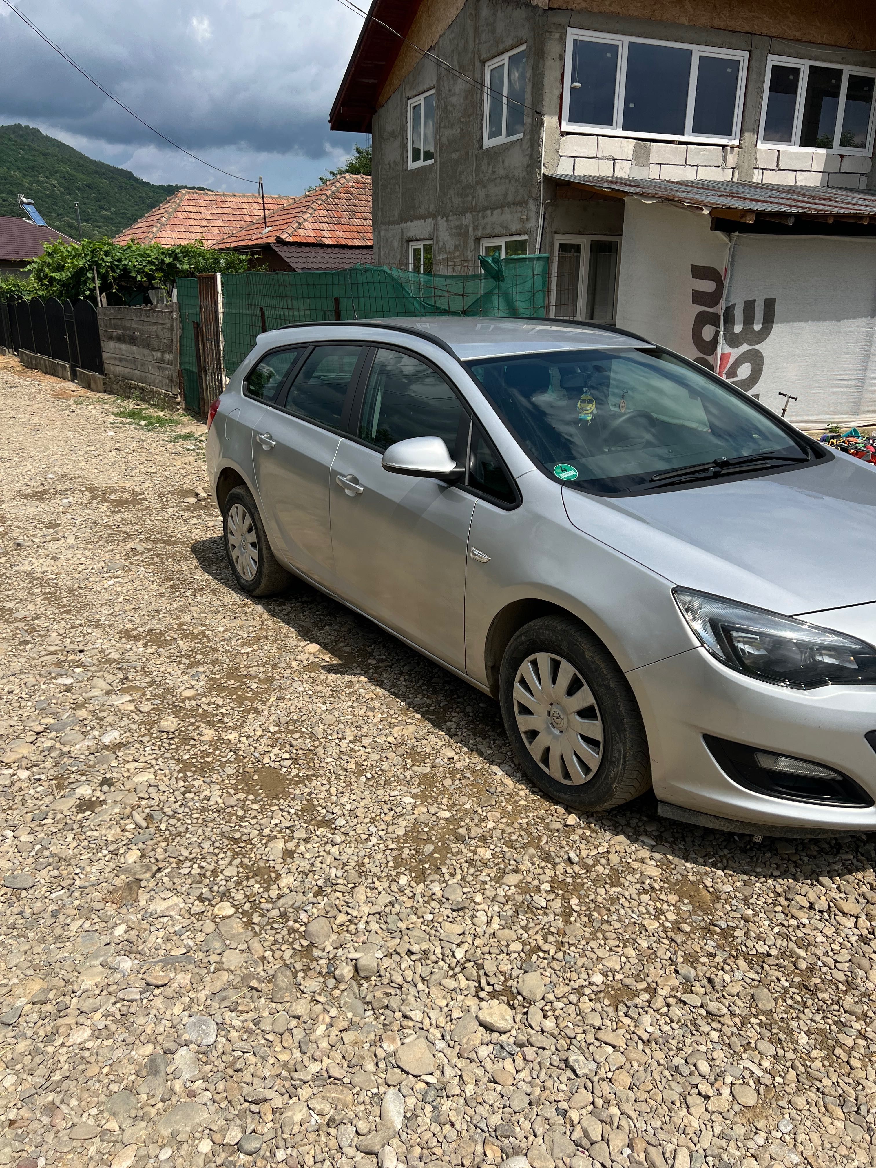 Vând Opel Astra J 2013