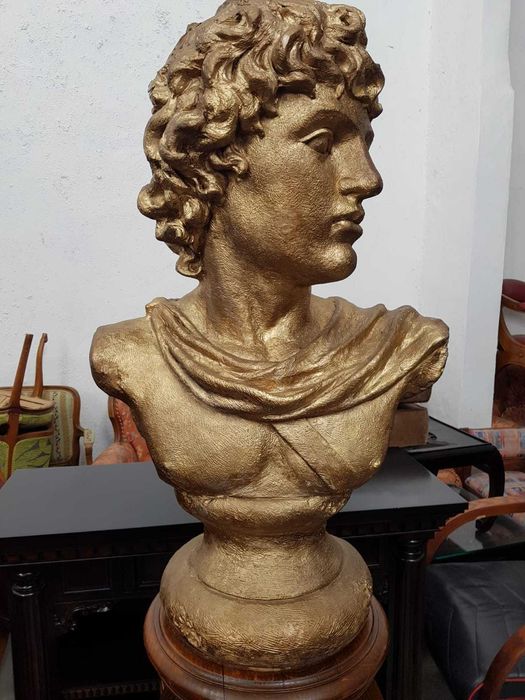 Statueta de dimensiuni mari!