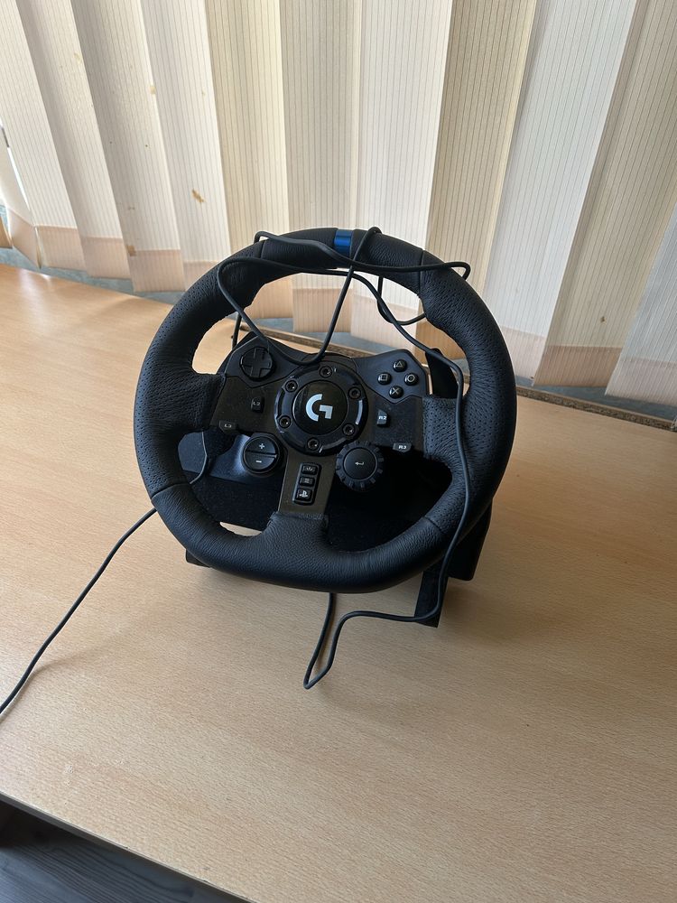 Кормило и педали Logitech G923