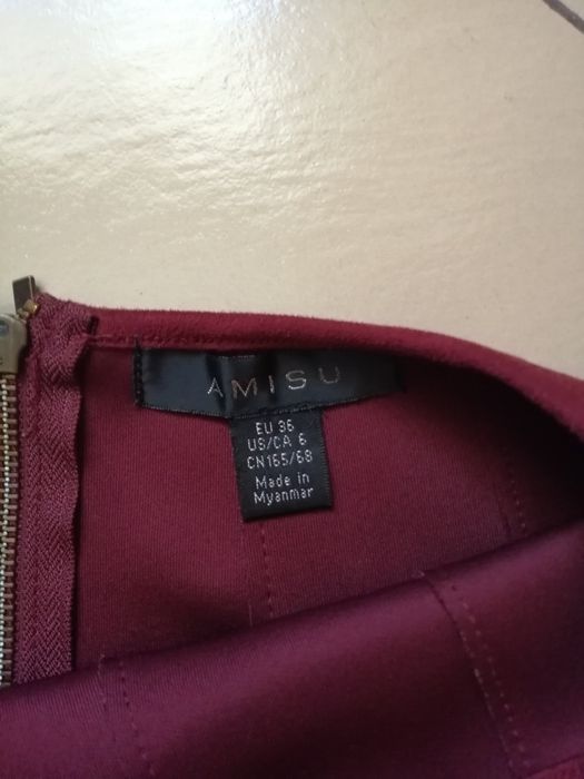 Червена пола с копчета