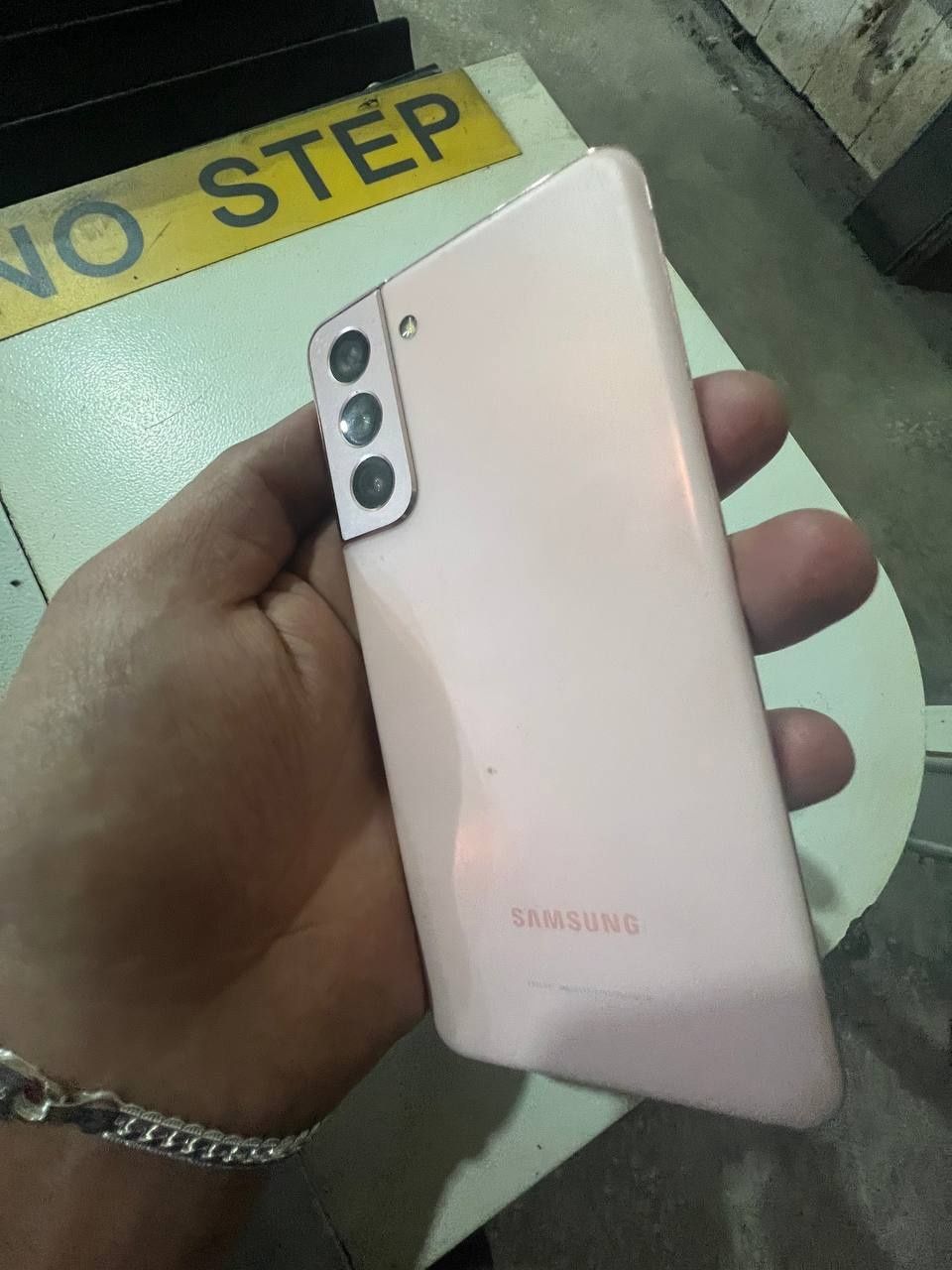 Samsung s 21  8+8 256 g qirilgan joyi tel tiniq kafolat 6 oy