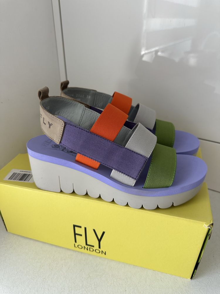 Sandale din piele Fly London