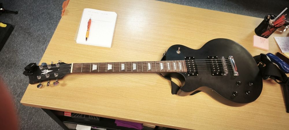 Chitară electrică stângaci