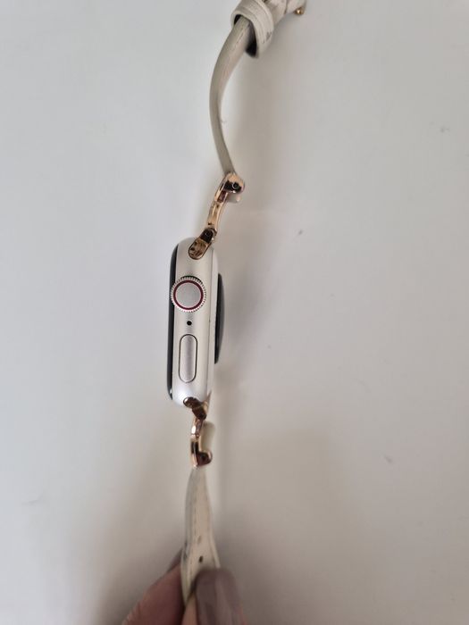 Продавам Apple Watch SE  (GPS + Cellular), 40 mm, цвят Starligh