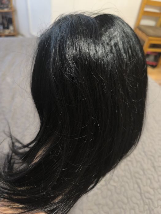 Перука с умерена дължина.