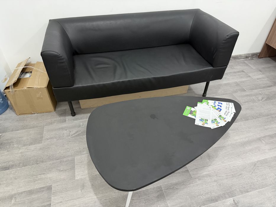 Диван с журнальным столиком