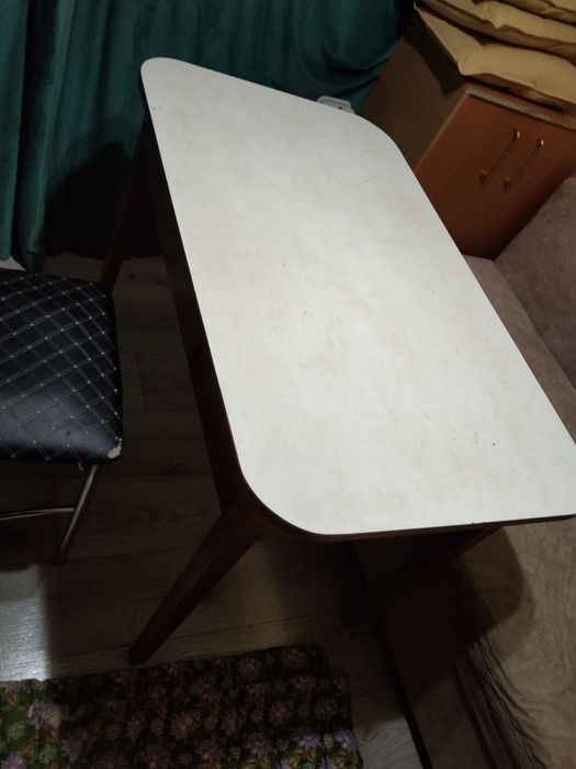 Продам кухонный стол