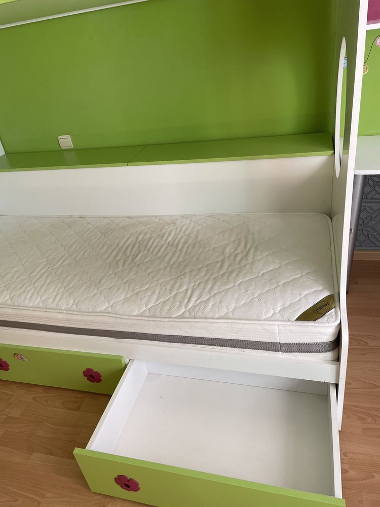 Двуетажно легло за детска стая, стълбички шкафчета, ъглово бюро, голям
