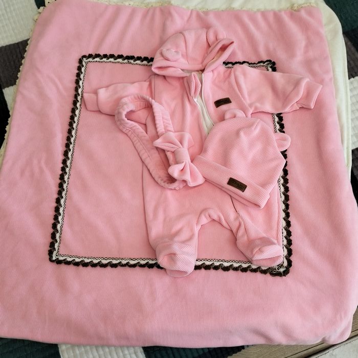 Продам конвертик для выписки с род. дома для девочки.