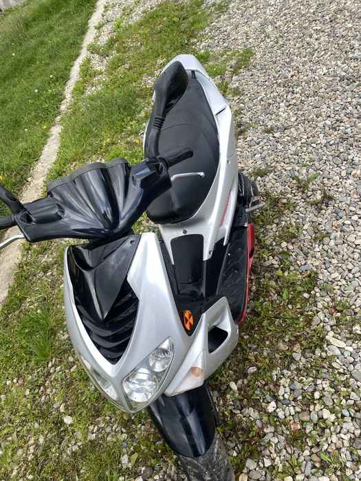 Vand sau schimb scuter peugeot spid 2