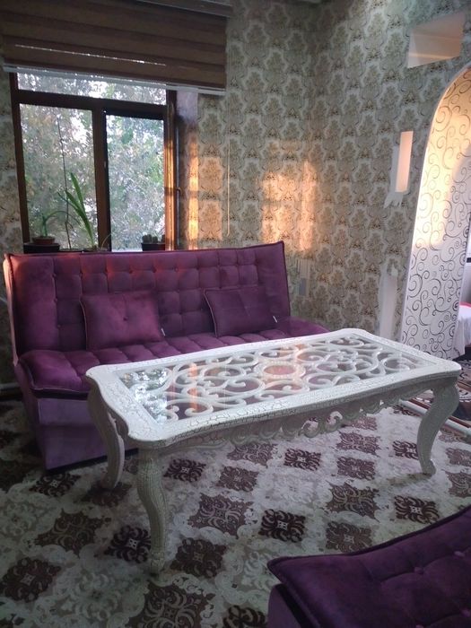 Стол журнальный белый со стеклом.