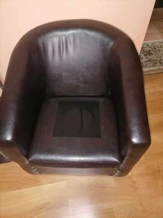 Vand 2 buc.fotolii,unul cu putina uzura.Pret 220 lei