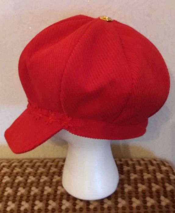 Червен дамски каскет