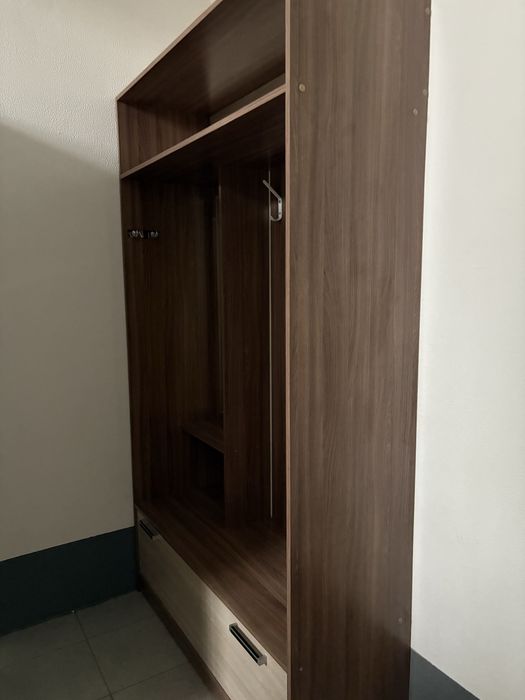 Шкаф в прихожую в хорошем состояние