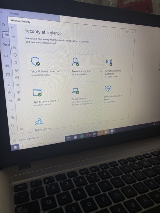Laptop Asus inclus incarcator ai mouse