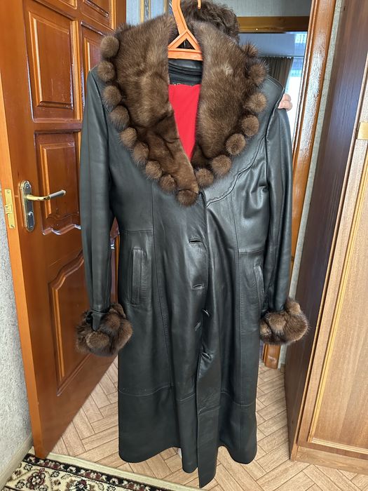 Кожаный плащ с норкой