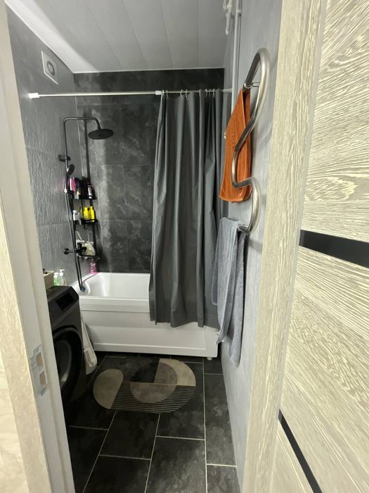 Продается квартира однокомнатная переделанная в двух комнатную