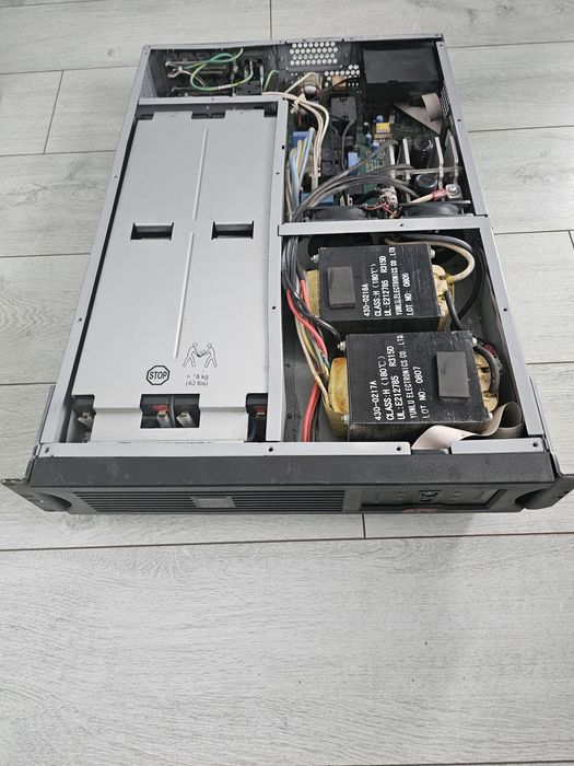 Vând UPS APC SUA3000rmi2U, 3000VA, 2700W, 48V