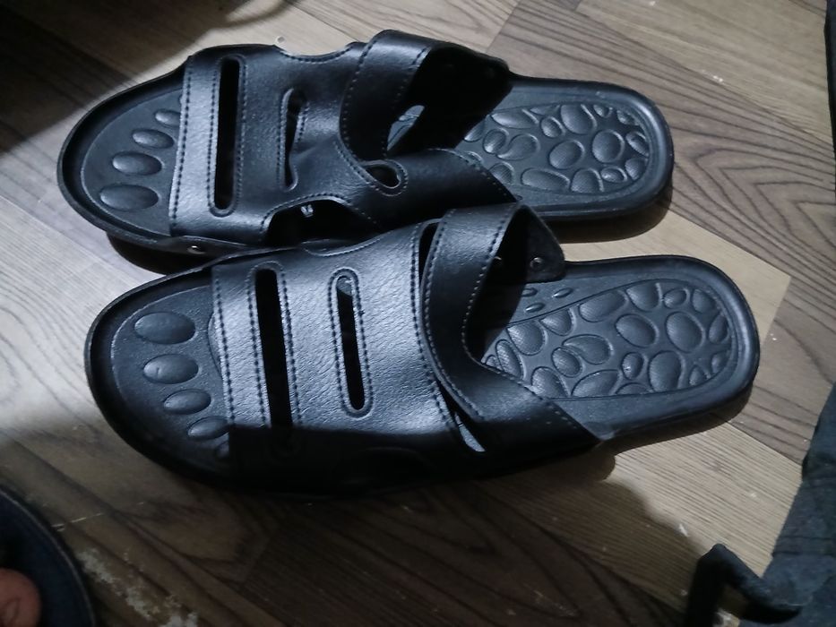 Продаю чёрный шлепки