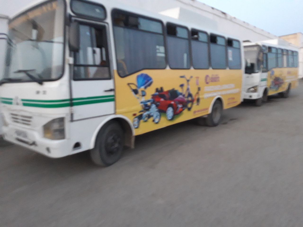 Avtobuslar tashqi qismida reklama/Реклама на Автобусах снаружи
