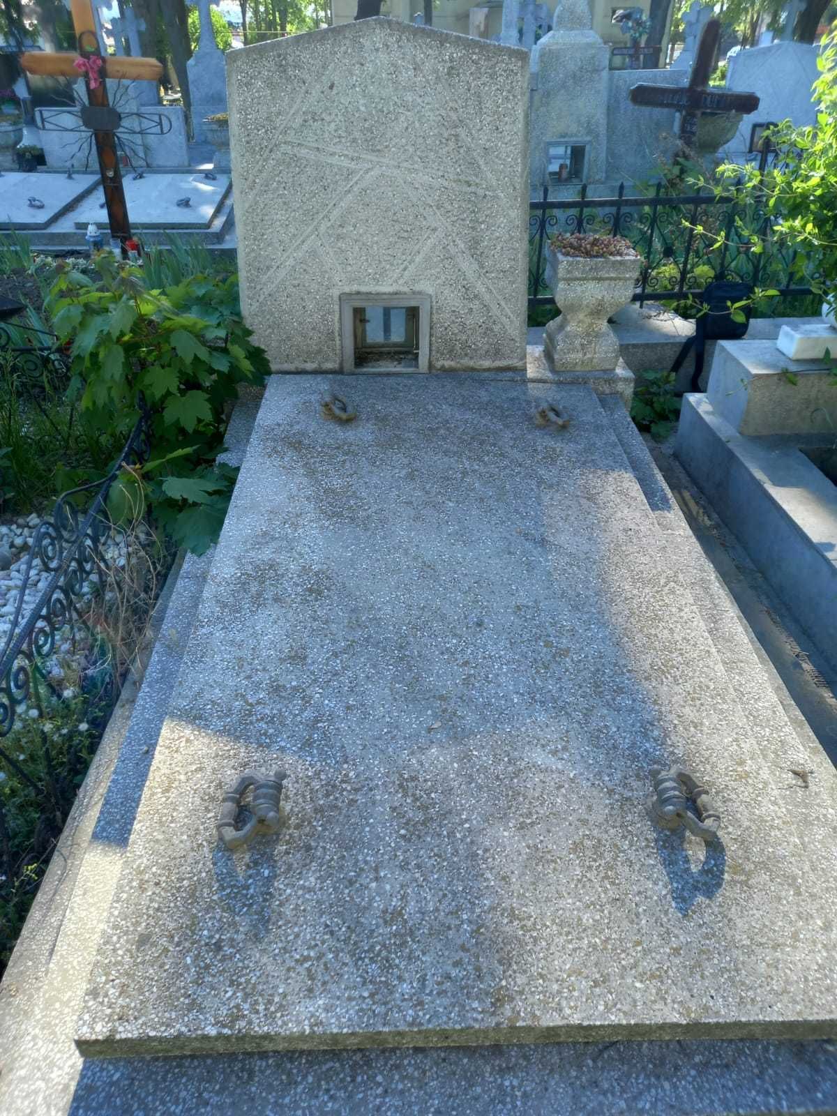Loc de veci, cavou cu doua cripte - Cimitir Sf. Petru si Pavel