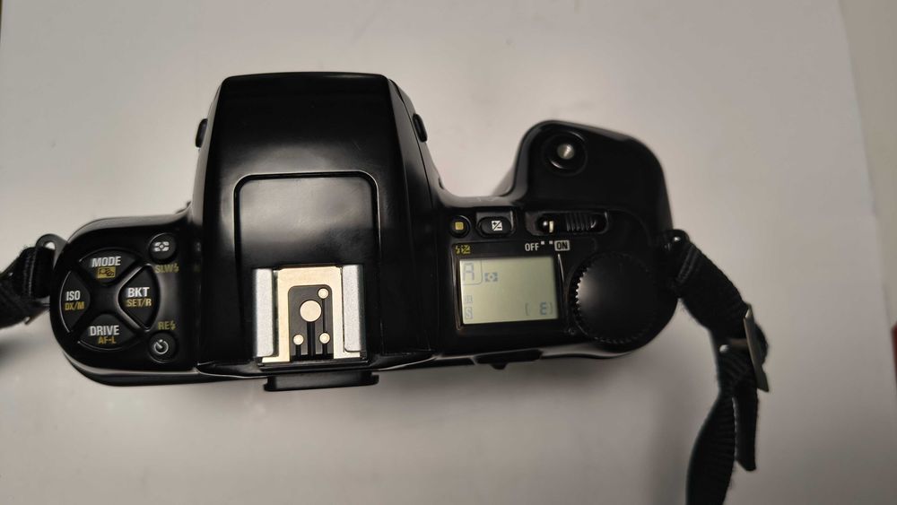 Aparat foto vechi  pe film 35  SLR Nikon F-601 body mount F