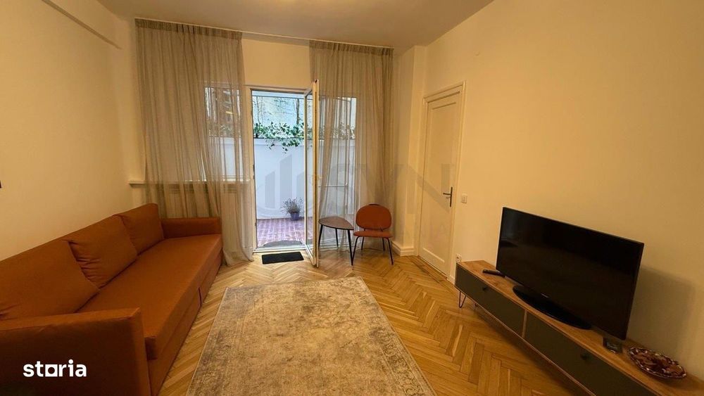 Universitate - apartament cu 3 camere si curte proprie